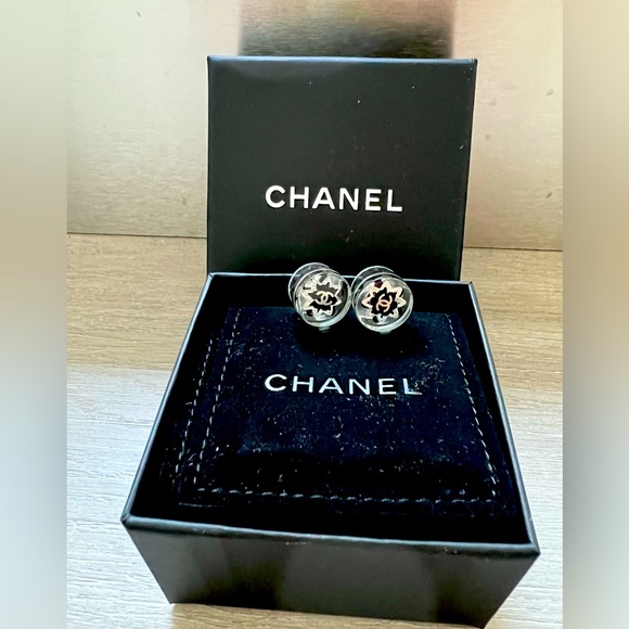 Chanel acrylic circle earrings with cc logo and flower design - Picture 1 of 2
